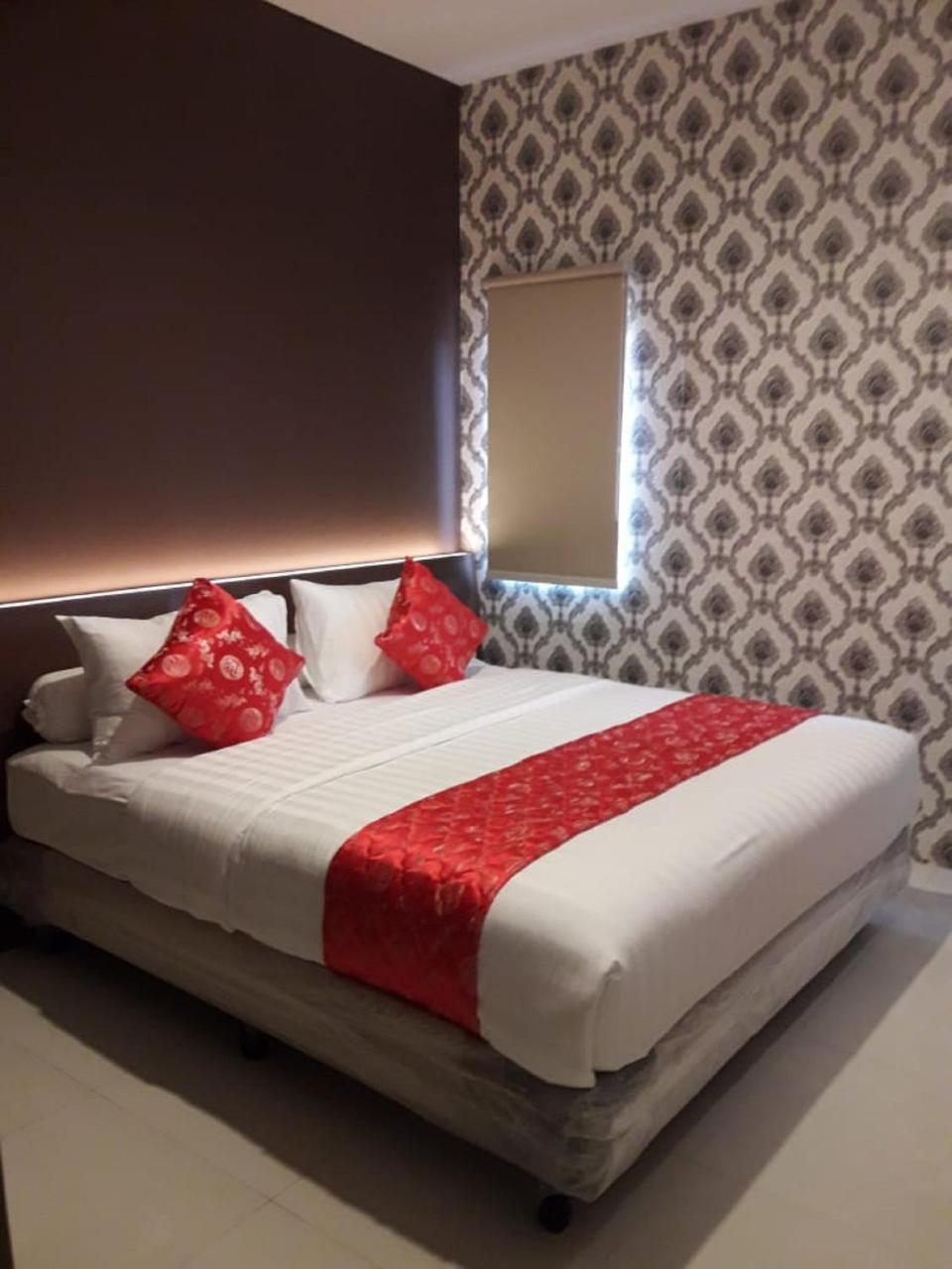 Fortune Front One Hotel Кендари Экстерьер фото