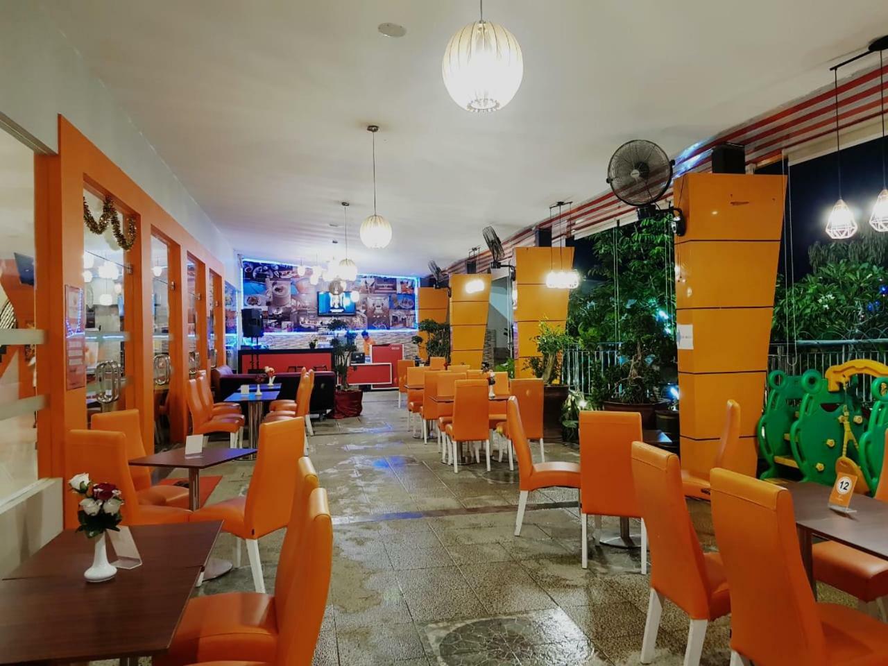 Fortune Front One Hotel Кендари Экстерьер фото