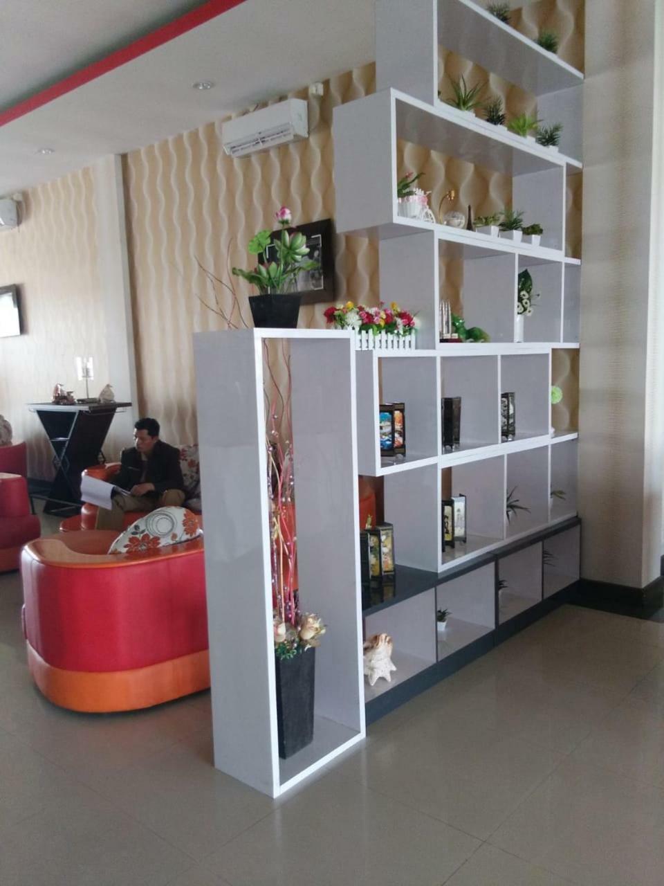 Fortune Front One Hotel Кендари Экстерьер фото