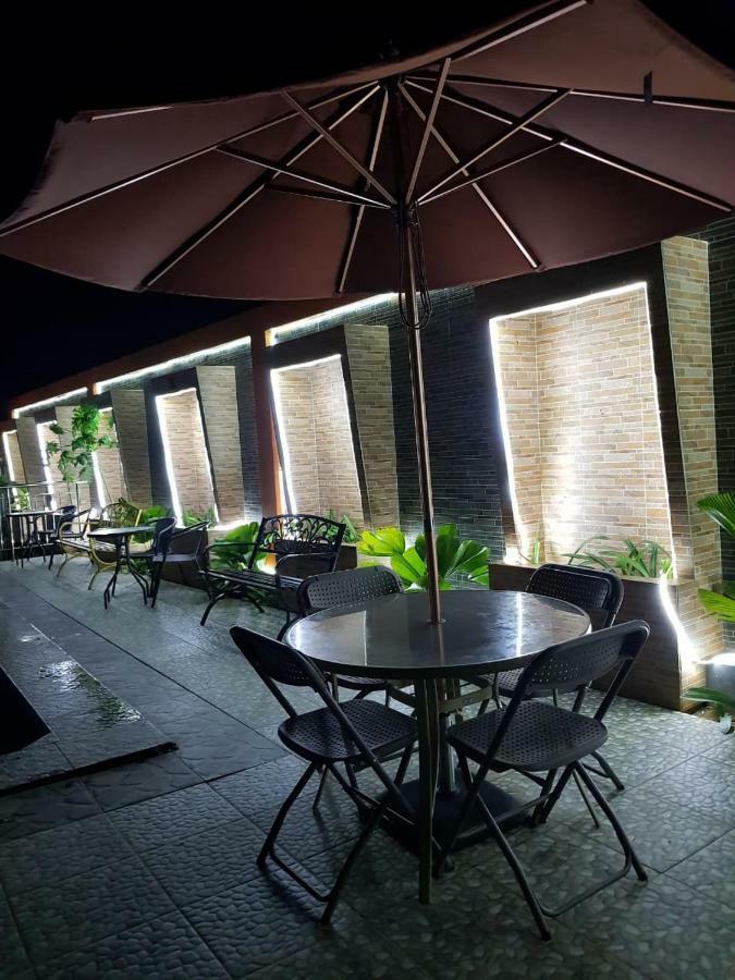 Fortune Front One Hotel Кендари Экстерьер фото