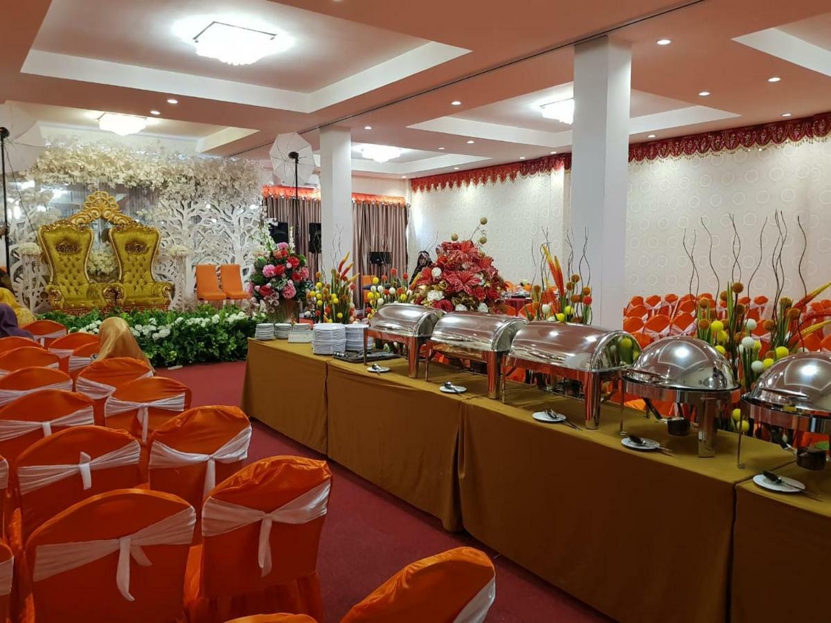 Fortune Front One Hotel Кендари Экстерьер фото