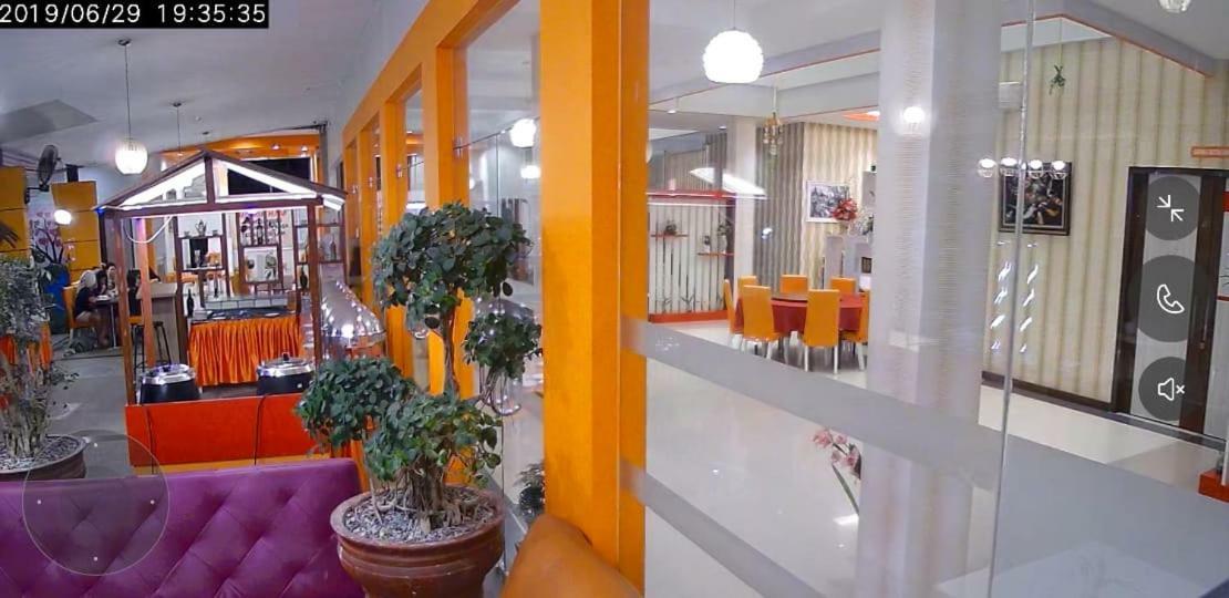 Fortune Front One Hotel Кендари Экстерьер фото