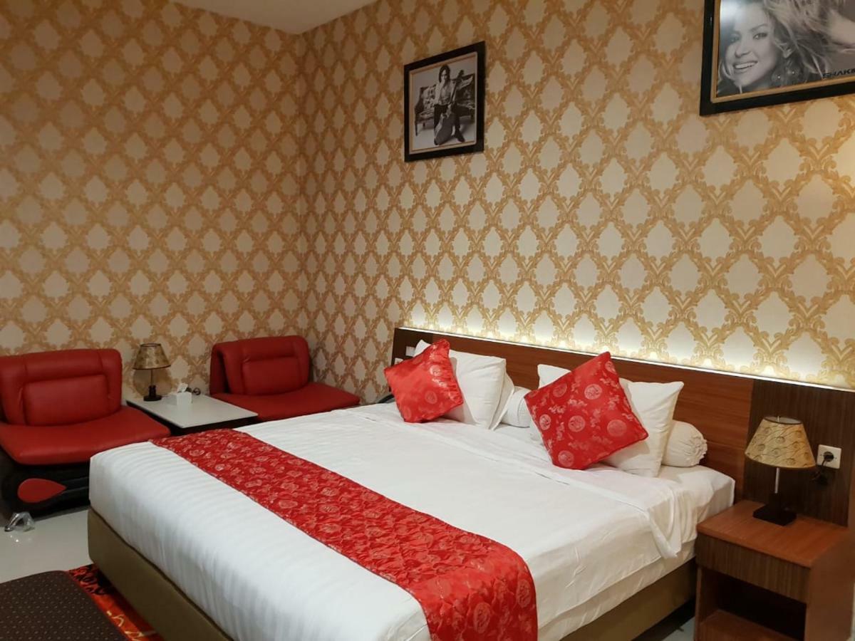 Fortune Front One Hotel Кендари Экстерьер фото
