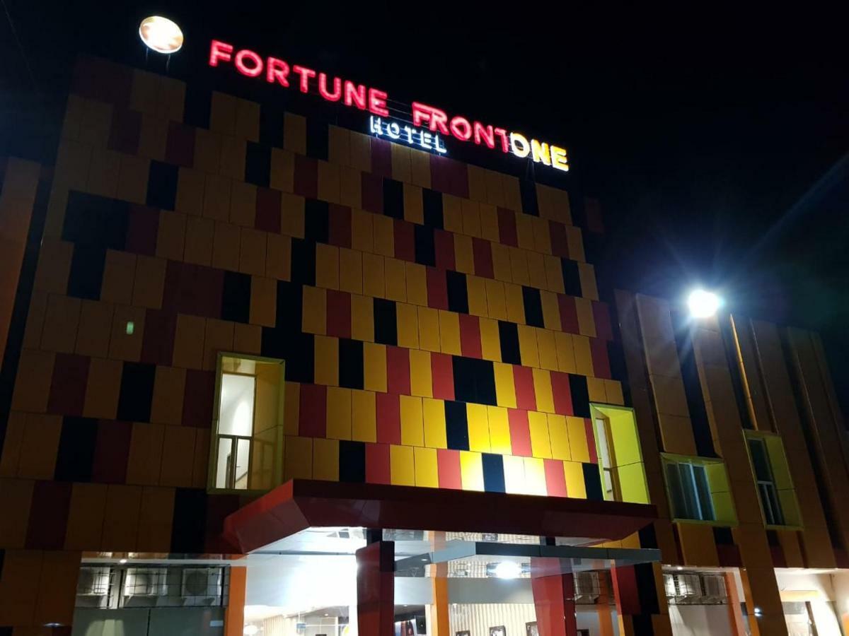 Fortune Front One Hotel Кендари Экстерьер фото
