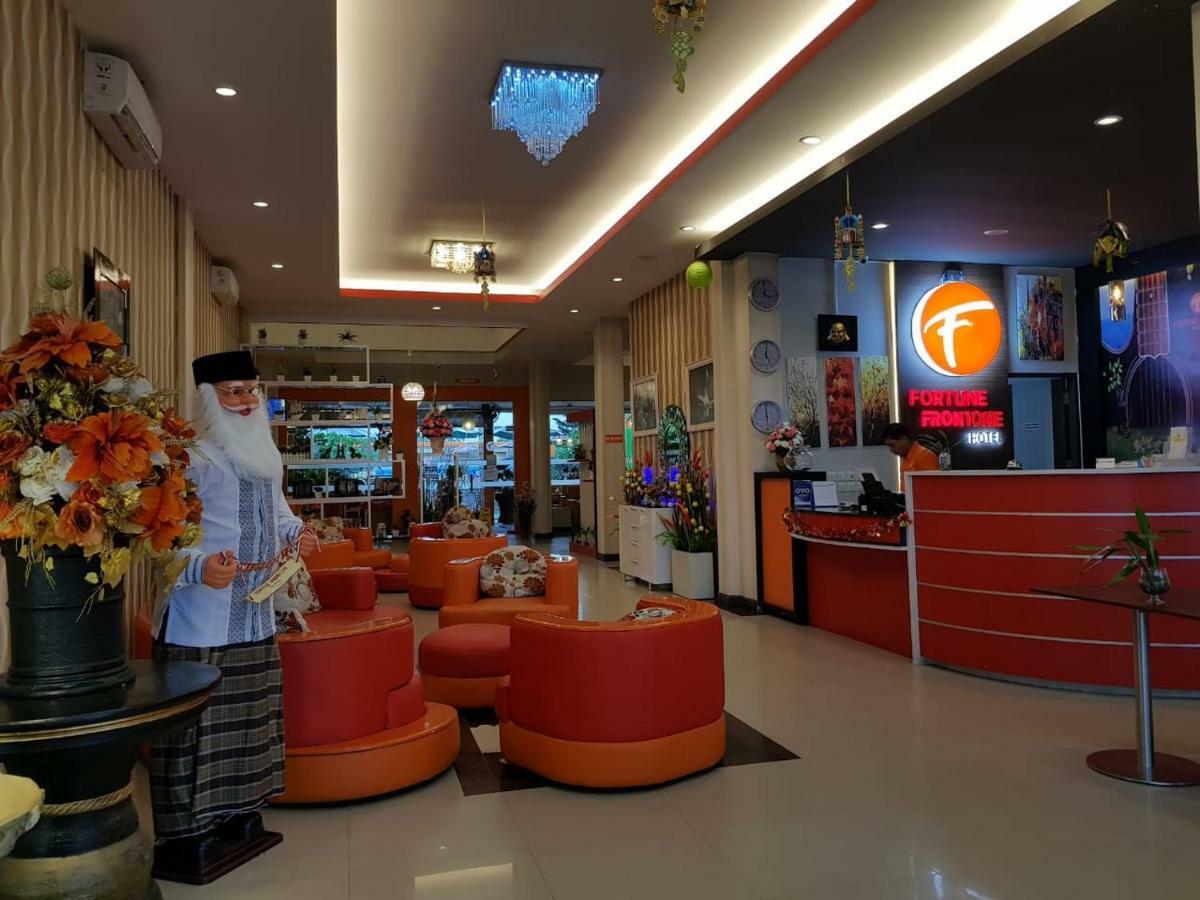 Fortune Front One Hotel Кендари Экстерьер фото