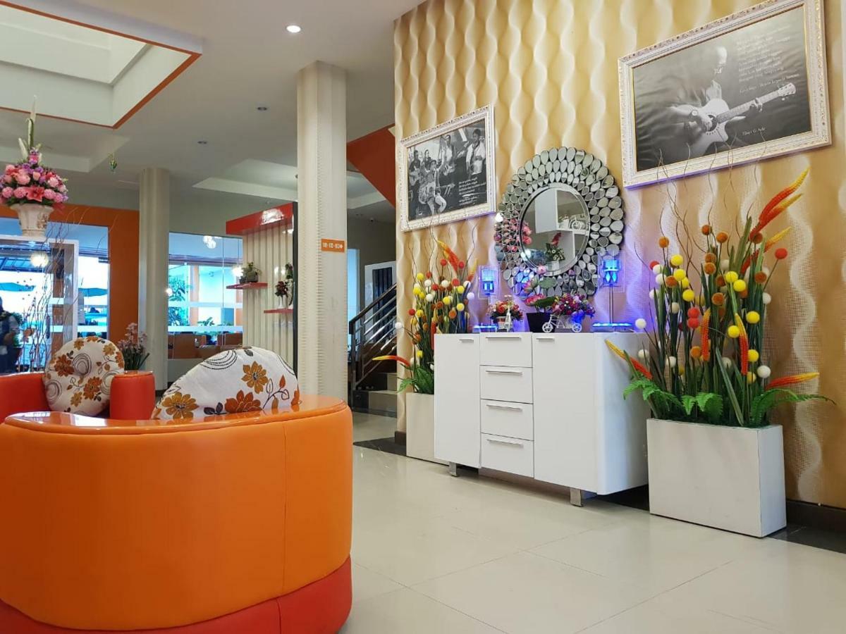 Fortune Front One Hotel Кендари Экстерьер фото