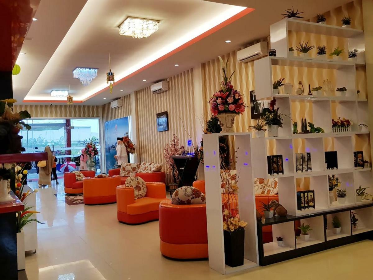 Fortune Front One Hotel Кендари Экстерьер фото